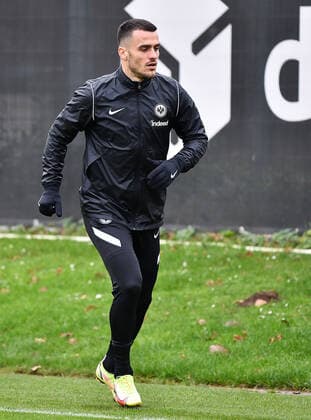 24.11.2021, xjhx, Fussball UEFA Europa League, Eintracht Frankfurt - Training und Pressekonferenz emspor, v.l. Filip Kostic (Eintracht Frankfurt) (DFL DFB REGULATIONS PROHIBIT ANY USE OF PHOTOGRAPHS as IMAGE SEQUENCES and or QUASI-VIDEO) Frankfurt am Main