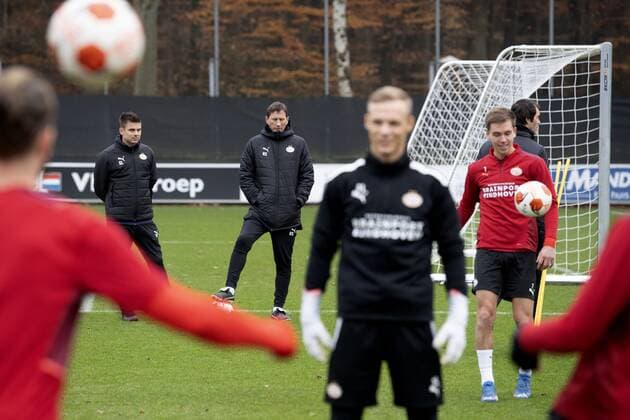 EINDHOVEN - PSV coach Roger Schmidt during training in the run-up to the UEFA Europa League group match against Sturm Graz. ANP OLAF KRAAK UEFA Europa League 2021 2022 xVIxANPxSportx xxANPxIVx