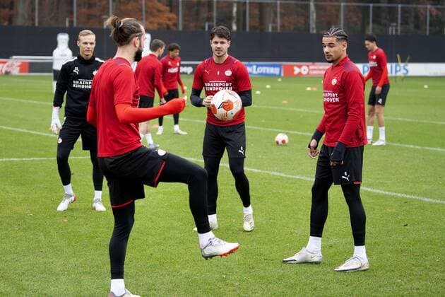 EINDHOVEN - Davy Propper, Marco van Ginkel, Armando Obispo of PSV during the training session in the run-up to the UEFA Europa League group match against Sturm Graz. ANP OLAF KRAAK UEFA Europa League 2021 2022 xVIxANPxSportx xxANPxIVx