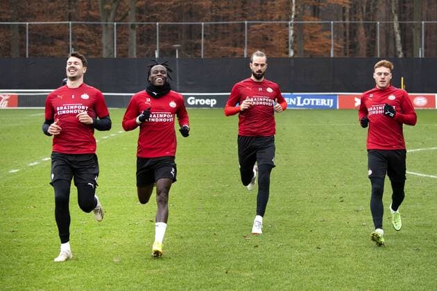 EINDHOVEN - Marco van Ginkel, Bruma, Davy proppen, Yorbe Vertessen of PSV during training in the run-up to the UEFA Europa League group match against Sturm Graz. ANP OLAF KRAAK UEFA Europa League 2021 2022 xVIxANPxSportx xxANPxIVx