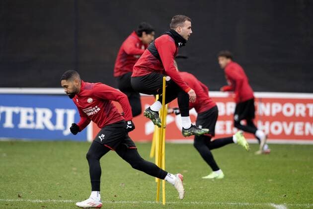 EINDHOVEN - Phillipp Mwene, Mario Gotze of PSV during the training session in the run-up to the UEFA Europa League group match against Sturm Graz. ANP OLAF KRAAK UEFA Europa League 2021 2022 xVIxANPxSportx xxANPxIVx