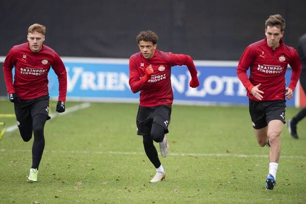 EINDHOVEN - Yorbe Vertessen, Jeremy Antonisse, Dennis Vos of PSV during the training in the run-up to the group match in the UEFA Europa League against Sturm Graz. ANP OLAF KRAAK UEFA Europa League 2021 2022 xVIxANPxSportx xxANPxIVx