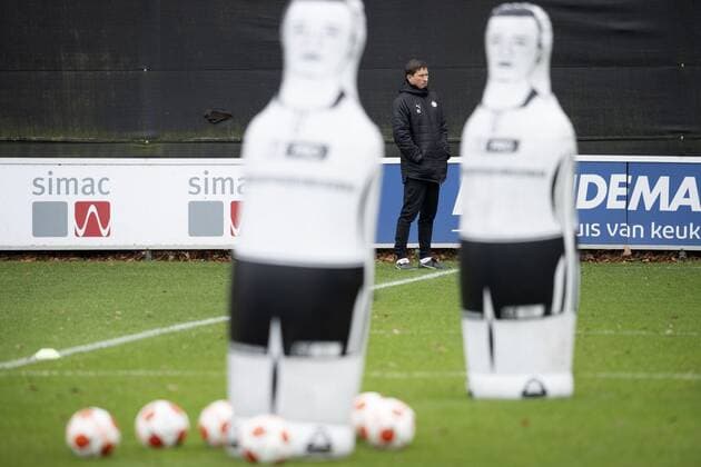EINDHOVEN - PSV coach Roger Schmidt during training in the run-up to the UEFA Europa League group match against Sturm Graz. ANP OLAF KRAAK UEFA Europa League 2021 2022 xVIxANPxSportx xxANPxIVx
