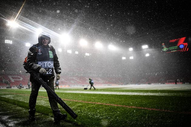 Russia Soccer Europa League Spartak - Napoli 6703400 24.11.2021 An employee of the Otkritie Arena removes snow from the pitch before the Europa League soccer match between Spartak Moscow and Napoli Naples, in Moscow, Russia. Vladimir Astapkovich Sputnik Moscow Russia  Copyright: xVladimirxAstapkovichx