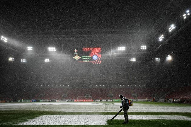 Russia Soccer Europa League Spartak - Napoli 6703402 24.11.2021 An employee of the Otkritie Arena removes snow from the pitch before the Europa League soccer match between Spartak Moscow and Napoli Naples, in Moscow, Russia. Vladimir Astapkovich Sputnik Moscow Russia  Copyright: xVladimirxAstapkovichx