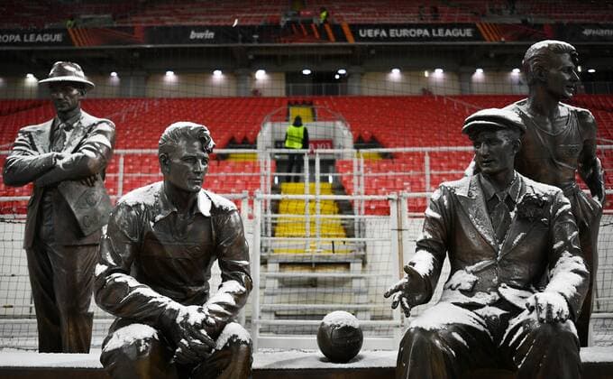 Russia Soccer Europa League Spartak - Napoli 6703405 24.11.2021 A monument to the Starostin brothers is seen outside of the Otkritie Arena during snowfall before the Europa League soccer match between Spartak Moscow and Napoli Naples, in Moscow, Russia. Vladimir Astapkovich Sputnik Moscow Russia  Copyright: xVladimirxAstapkovichx