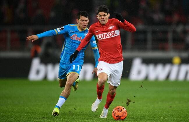 Russia Soccer Europa League Spartak - Napoli 6703485 24.11.2021 Napoli s Hirving Lozano and Spartak?s Ayrton Lucas struggle for the ball during the Europa League soccer match between Spartak Moscow and Napoli Naples, in Moscow, Russia. Vladimir Astapkovich Sputnik Moscow Russia  Copyright: xVladimirxAstapkovichx