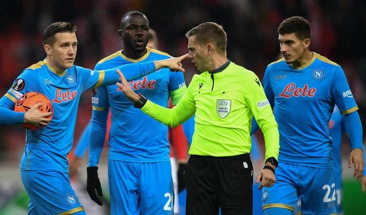 Russia Soccer Europa League Spartak - Napoli 6703477 24.11.2021 Napoli s Piotr Zielinski, Kalidou Koulibaly, referee Clement Turpin and Napoli s Giovanni Di Lorenzo are seen during the Europa League soccer match between Spartak Moscow and Napoli Naples, in Moscow, Russia. Vladimir Astapkovich Sputnik Moscow Russia  Copyright: xVladimirxAstapkovichx