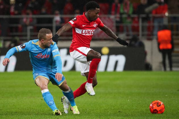 MOSCOW, RUSSIA - NOVEMBER 24, 2021: Napoli s Mario Rui (L) and Spartak s Quincy Promes struggle for the ball in the 2021 22 UEFA Europa League Group C Round 5 match between Spartak Moscow and SSC Napoli at Otkrytie Bank Arena. Sergei Fadeichev TASS  TS119310