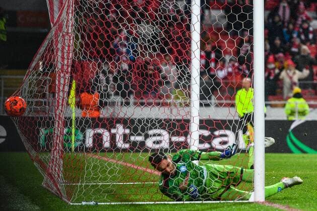 Russia Soccer Europa League Spartak - Napoli 6703531 24.11.2021 Napoli s goalkeeper Alex Meret concedes a goal during the Europa League soccer match between Spartak Moscow and Napoli Naples, in Moscow, Russia. Vladimir Astapkovich Sputnik Moscow Russia  Copyright: xVladimirxAstapkovichx