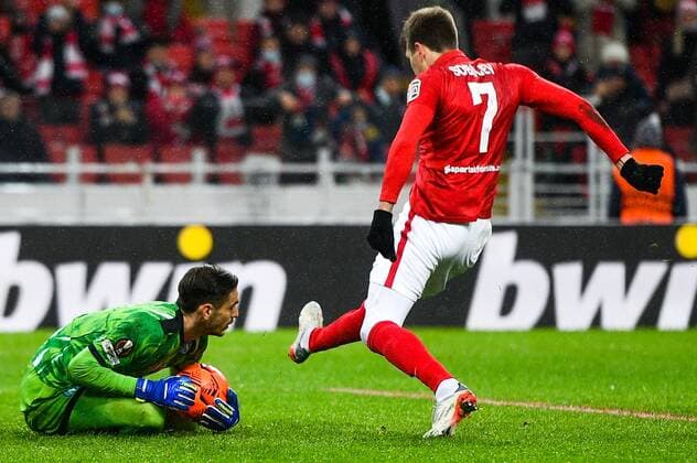 Russia Soccer Europa League Spartak - Napoli 6703544 24.11.2021 Napoli s goalkeeper Alex Meret makes a save during the Europa League soccer match between Spartak Moscow and Napoli Naples, in Moscow, Russia. Vladimir Astapkovich Sputnik Moscow Russia  Copyright: xVladimirxAstapkovichx
