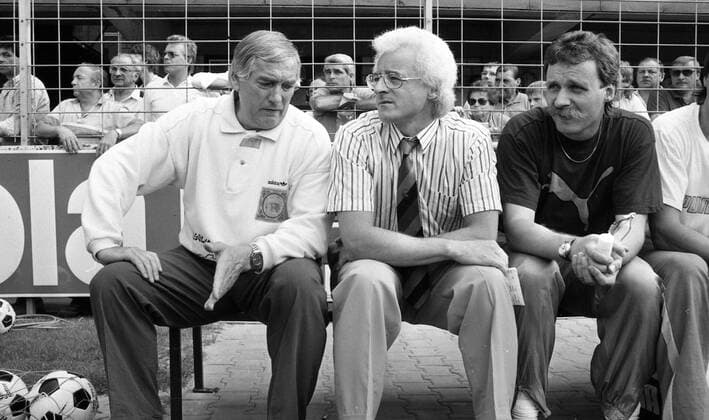 05.08.89 Stuttgarter Kickers - SG Wattenscheid 09 Deutschland, Stuttgart, 05.08.1989, Fussball, 2. Bundesliga, Stuttgarter Kickers- Wuppertaler SV (2:3): v.l. Manfred Krafft (Trainer Stuttgarter Kickers), Dieter Dollmann (Manager Stuttgarter Kickers). *** 05 08 89 Stuttgarter Kickers SG Wattenscheid 09 Germany, Stuttgart, 05 08 1989, Football, 2 Bundesliga, Stuttgarter Kickers Wuppertaler SV 2 3 v l Manfred Krafft Coach Stuttgarter Kickers , Dieter Dollmann Manager Stuttgarter Kickers