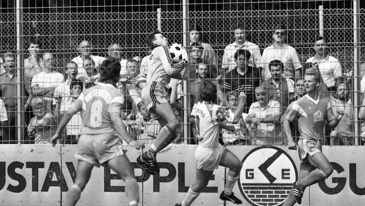 05.08.89 Stuttgarter Kickers - SG Wattenscheid 09 Deutschland, Stuttgart, 05.08.1989, Fussball, 2. Bundesliga, Stuttgarter Kickers- Wuppertaler SV (2:3): Ralf Eilenberger (SG Wattenscheid 09). *** 05 08 89 Stuttgarter Kickers SG Wattenscheid 09 Germany, Stuttgart, 05 08 1989, Football, 2 Bundesliga, Stuttgarter Kickers Wuppertaler SV 2 3 Ralf Eilenberger SG Wattenscheid 09
