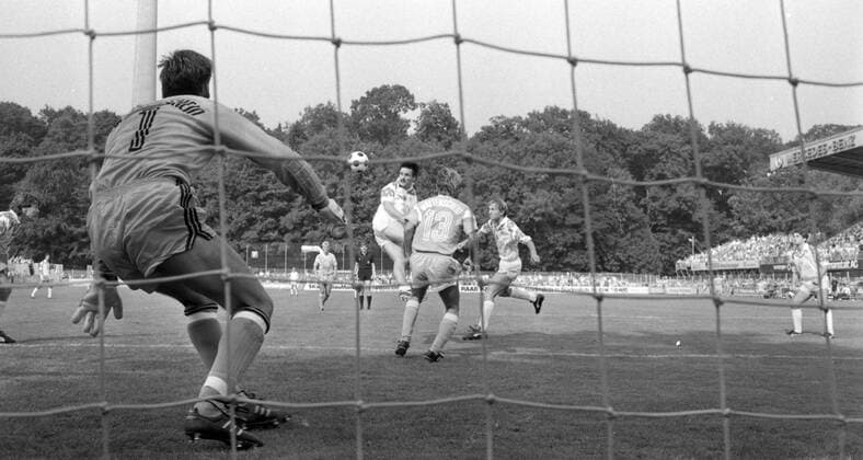 05.08.89 Stuttgarter Kickers - SG Wattenscheid 09 Deutschland, Stuttgart, 05.08.1989, Fussball, 2. Bundesliga, Stuttgarter Kickers- Wuppertaler SV (2:3): Wolfgang Schüler (Stuttgarter Kickers). *** 05 08 89 Stuttgarter Kickers SG Wattenscheid 09 Germany, Stuttgart, 05 08 1989, Football, 2 Bundesliga, Stuttgarter Kickers Wuppertaler SV 2 3 Wolfgang Schüler Stuttgarter Kickers