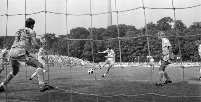 05.08.89 Stuttgarter Kickers - SG Wattenscheid 09 Deutschland, Stuttgart, 05.08.1989, Fussball, 2. Bundesliga, Stuttgarter Kickers- Wuppertaler SV (2:3): v.l. Ralf Eilenberger (SG Wattenscheid 09), Wolfgang Schüler (Stuttgarter Kickers). *** 05 08 89 Stuttgarter Kickers SG Wattenscheid 09 Germany, Stuttgart, 05 08 1989, Football, 2 Bundesliga, Stuttgarter Kickers Wuppertaler SV 2 3 v l Ralf Eilenberger SG Wattenscheid 09 , Wolfgang Schüler Stuttgarter Kickers