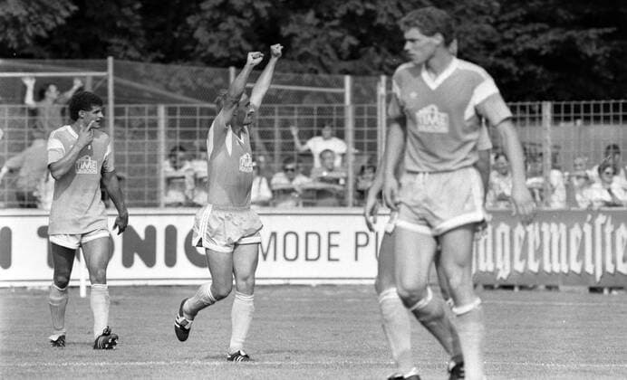 05.08.89 Stuttgarter Kickers - SG Wattenscheid 09 Deutschland, Stuttgart, 05.08.1989, Fussball, 2. Bundesliga, Stuttgarter Kickers- Wuppertaler SV (2:3): v.l. Maurice Banach, Harald Kügler (beide SG Wattenscheid 09); Jubel Tor 1:3 Kügler. *** 05 08 89 Stuttgarter Kickers SG Wattenscheid 09 Germany, Stuttgart, 05 08 1989, Football, 2 Bundesliga, Stuttgarter Kickers Wuppertaler SV 2 3 v l Maurice Banach, Harald Kügler both SG Wattenscheid 09 cheering goal 1 3 Kügler