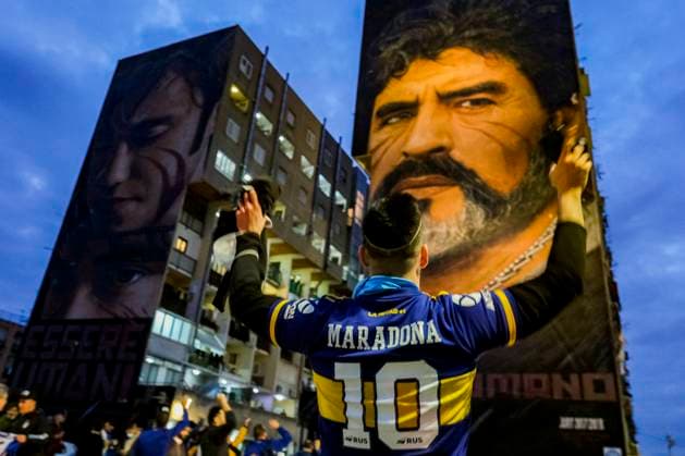 Sport Themen der Woche KW47 Sport Bilder des Tages Italy: Boca Juniors fans in Naples Boca Juniors fans arrive in Naples to honour Maradona, Tomorrow will be the first anniversary of his death and to honour el pibe de oro , the fans of Boca Juniors, his favourite team in Argentina, have decided to fly to Naples from several parts of Europe, his second city. DSCF1642 Copyright: xAntonioxBalascox