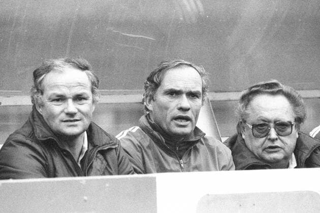 Aus 2. BL Saison 1983 1984 Hannover 96 (Hanomag) gegen den SSV Ulm 3:3 am 22.10.1983 im Niedersachsenstadion. Im Foto: Trainerbank von Han96 v.li.: mit Trainer Gerd Bohnsack_Co. Train. Klaus Bohnsack und Betreuer Willi Zorrmann. *** From 2 BL season 1983 1984 Hannover 96 Hanomag against SSV Ulm 3 3 on 22 10 1983 in the Niedersachsenstadion In the photo coachs bench of Han96 from left with coach Gerd Bohnsack Co Train Klaus Bohnsack and supervisor Willi Zorrmann
