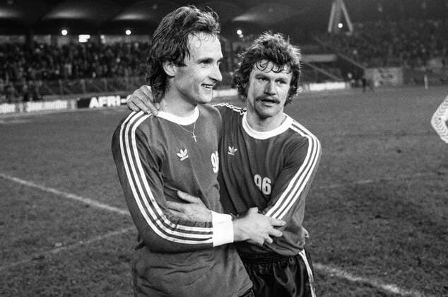 Aus 1. BL -Saison 1975-76- Hannover 96 gegen Bayer Uerdingen 3-1 am 15.11.1975. Spielende. Han96 Spieler v.l.: Paul Holz und Rainer Stiller. *** From 1 BL season 1975 76 Hannover 96 against Bayer Uerdingen 3 1 on 15 11 1975 end of game Han96 players from l Paul Holz and Rainer Stiller