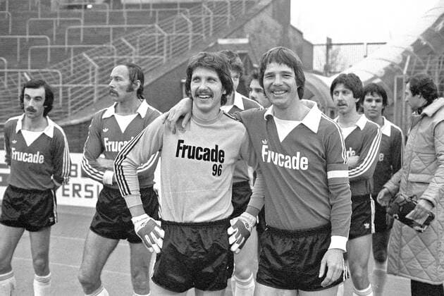 Aus 2. BL Saison 1978 1979 Hannover 96 (dunkles Trikot) gegen St. Pauli 0:2 am 10.12.1978 im Niedersachsenstadion. Im Foto: BegrâˆöÂºssung. Han96 Spieler vorm auflaufen V. li. Klaus GrâˆöÂßssle_Heiko Mertes_TW Heinz Blasey_Dieter Schatzschneider und Ulf Winskowski (halb verdeckt) dann Kpt. Peter Anders_Theodor RielâˆöÂßnder_Hans-Georg Kulik und Trainer Anton Burghardt. *** From 2 BL season 1978 1979 Hannover 96 dark jersey against St Pauli 0 2 on 10 12 1978 in the Niedersachsenstadion In the photo greeting Han96 players before run up V li Klaus GrâˆöÂßssle Heiko Mertes TW Heinz Blasey Dieter Schatzschneider and Ulf Winskowski half hidden then Kpt Peter Anders Theodor RielâˆöÂßnder Hans Georg Kulik and coach Anton Burghardt