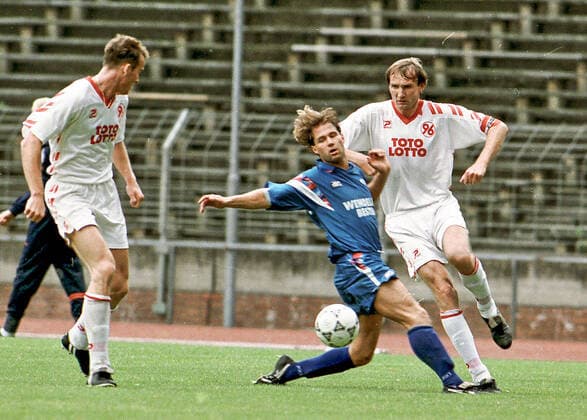 Aus 2. BL Saison 1992 1993 Hannover 96 (Weiâˆöü) gegen den VfB Oldenburg 2:0 am 30.05.1993 im Niedersachsenstadion. Im Foto: Han96 Spieler sind re. Roman Wojcicki und li. Michael Schâˆöâˆ‚nberg-Christensen *** From 2 BL season 1992 1993 Hannover 96 Weiâˆöü against VfB Oldenburg 2 0 on 30 05 1993 in Niedersachsenstadion In the photo Han96 players are re Roman Wojcicki and li Michael Schâˆöâˆnberg Christensen.