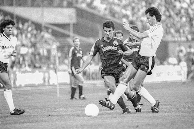 Aus 2. BL Saison 1986 1987 Hannover 96 (dunkles Trikot) gegen den SSV Ulm 2:1 am 13.08.1986 im Niedersachsenstadion. Im Foto: Han96 Spieler ist Maximilian Heidenreich. *** From 2 BL season 1986 1987 Hannover 96 dark jersey against SSV Ulm 2 1 on 13 08 1986 in the Niedersachsenstadion In the photo Han96 player is Maximilian Heidenreich