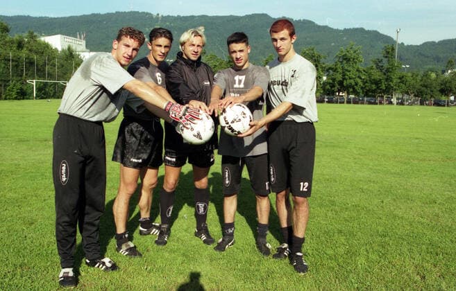 21.07.97 Casino SW Bregenz Österreich, Bregenz, 21.07.1997, Fussball, 2. Bundesliga, Casino SW Bregenz: v.l. Dennis Rudel, Marko Mutaptic, Peter Assion (Trainer), Daniel Schmid, Simon Schnepf. *** 21 07 97 Casino SW Bregenz Austria, Bregenz, 21 07 1997, Football, 2 Bundesliga, Casino SW Bregenz f l Dennis Rudel, Marko Mutaptic, Peter Assion Trainer , Daniel Schmid, Simon Schnepf