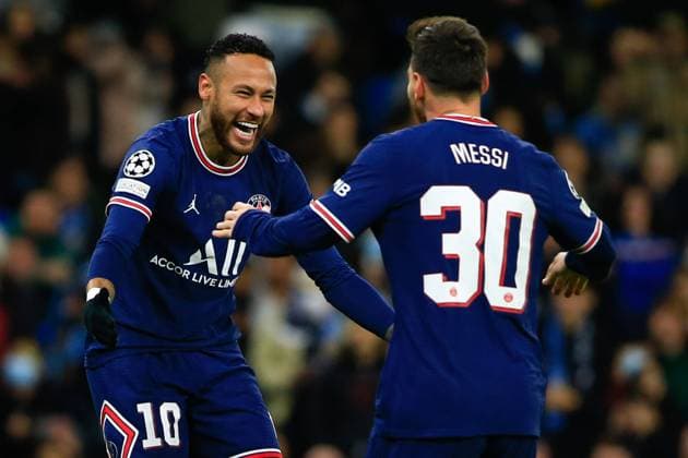 Sport Themen der Woche KW47 Sport Bilder des Tages Paris St Germain - PSG forward, Neymar (10) and Paris St Germain - PSG forward, Lionel Messi (30) Celebrate after PSG score a goal (0-1) during the UEFA Champions League Group A football match between Manchester City and Paris Saint-Germain, PSG, at the Etihad Stadium in Manchester, England. FOOTBALL : Manchester city vs Paris SG - Ligue des champions - 24 11 2021 RichardCallis Panoramic 