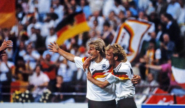 IMAGO Iconic Moments, Fußball WM 1990 Deutschland - Jugoslawien Italien, Mailand, 10.06.1990, Fussball, FIFA WM 1990 in Italien, Vorrunde 1. Spieltag, DFB Deutschland - Jugoslawien (4:1): v.l. Jürgen Klinsmann, Andreas Brehme (beide Deutschland); Jubel Tor 2:0 Klinsmann. *** World Cup 1990 Germany Yugoslavia Italy, Milan, 10 06 1990, Football, FIFA World Cup 1990 in Italy, preliminary round 1 matchday, DFB Germany Yugoslavia 4 1 v l Jürgen Klinsmann, Andreas Brehme both Germany cheering goal 2 0 Klinsmann