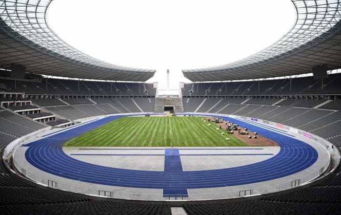 Sport Bilder des Tages Fussball, Herren, Saison 2021 2022, 1. Bundesliga, Hertha BSC, Rasenwechsel im Berliner Olympiastadion, das letzte Stück Rasen wird verlegt, 25.11. 2021, Copyright: xSebastianxRäppold MatthiasxKochx