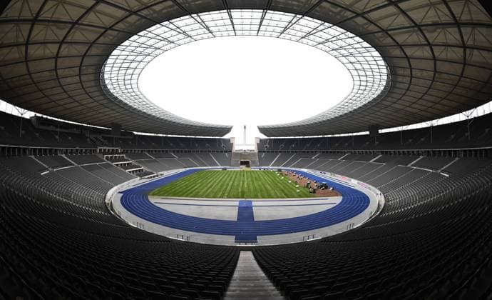 Fussball, Herren, Saison 2021 2022, 1. Bundesliga, Hertha BSC, Rasenwechsel im Berliner Olympiastadion, das letzte Stück Rasen wird verlegt, 25.11. 2021, Copyright: xSebastianxRäppold MatthiasxKochx