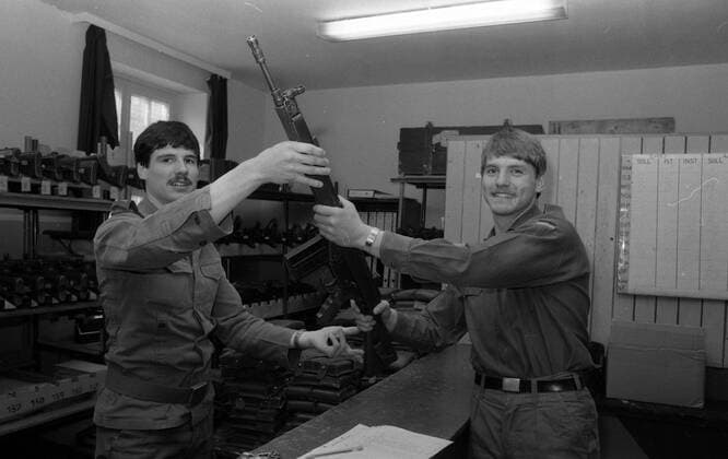 02.04.82 VfB Stuttgart Peter Reichert Bundeswehr Deutschland, Stuttgart, 02.04.1982, Fussball, Bundesliga, VfB Stuttgart: Peter Reichert bei der Bundeswehr. *** 02 04 82 VfB Stuttgart Peter Reichert Bundeswehr Germany, Stuttgart, 02 04 1982, football, Bundesliga, VfB Stuttgart Peter Reichert with the Bundeswehr