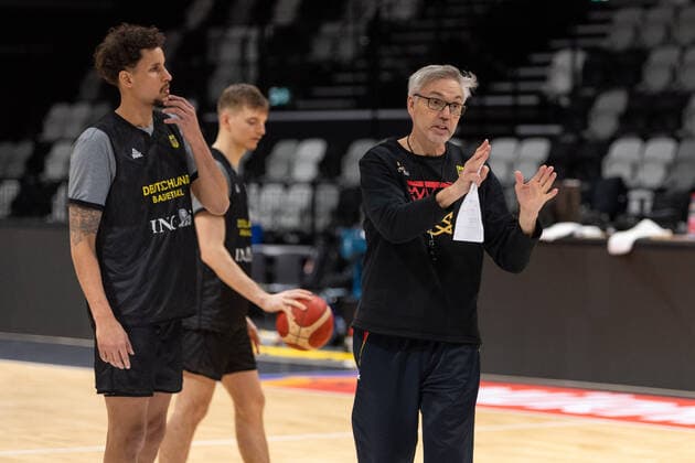 Basketball Nürnberg 25.11.2021 Saison 2021 2022 FIBA World Cup Qualifiers Deutschland (GER) - Estland (EST) Training shootaround Gordon Herbert (Deutschland, Bundestrainer) Michael Kessens (Deutschland, No.09) li.