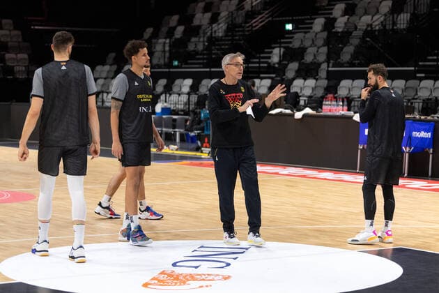 Basketball Nürnberg 25.11.2021 Saison 2021 2022 FIBA World Cup Qualifiers Deutschland (GER) - Estland (EST) Training shootaround Gordon Herbert (Deutschland, Bundestrainer) mi. Bastian Doreth (Deutschland, No.13) re. Michael Kessens (Deutschland, No.09)
