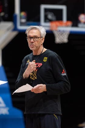 Basketball Nürnberg 25.11.2021 Saison 2021 2022 FIBA World Cup Qualifiers Deutschland (GER) - Estland (EST) Training shootaround Gordon Herbert (Deutschland, Bundestrainer)