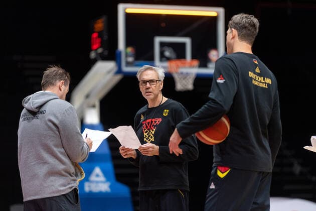 Basketball Nürnberg 25.11.2021 Saison 2021 2022 FIBA World Cup Qualifiers Deutschland (GER) - Estland (EST) Training shootaround Gordon Herbert (Deutschland, Bundestrainer) mi. Klaus Perwas(Deutschland, Assistenztrainer) li. Patrick Femerling (Deutschland, Assistenztrainer) re.