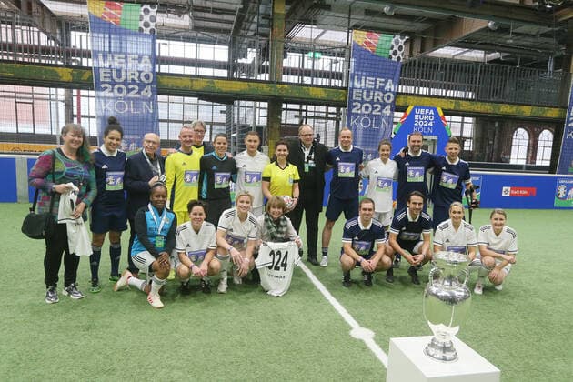 1. FC Köln Gastgeberstadt Köln empfängt Delegation von DFB und UEFA. Beim Kick-Off-Event tritt Team Köln gegen Team Euro 2024 zum Show-Match an, Gruppenfoto, 25.11.2021, Bild: