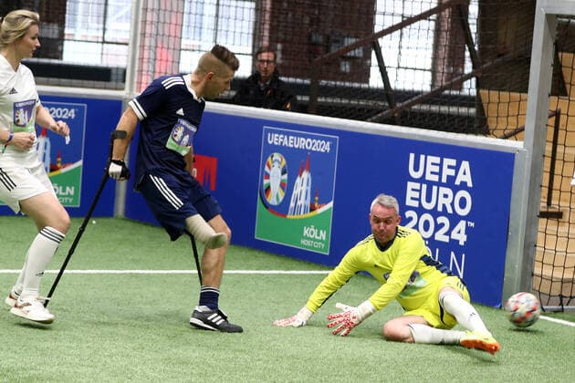 1. FC Köln Gastgeberstadt Köln empfängt Delegation von DFB und UEFA. Beim Kick-Off-Event tritt Team Köln gegen Team Euro 2024 zum Show-Match an, rechts: Alexander Wehrle, 25.11.2021, Bild: