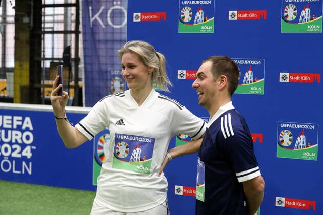 1. FC Köln Gastgeberstadt Köln empfängt Delegation von DFB und UEFA. Beim Kick-Off-Event tritt Team Köln gegen Team Euro 2024 zum Show-Match an, von links: Britta Heidemann, Philipp Lahm, 25.11.2021, Bild: