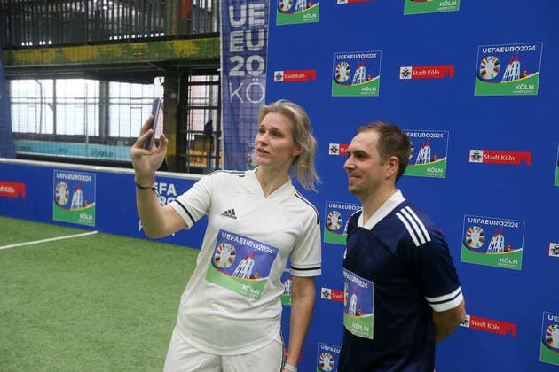 1. FC Köln Gastgeberstadt Köln empfängt Delegation von DFB und UEFA. Beim Kick-Off-Event tritt Team Köln gegen Team Euro 2024 zum Show-Match an, von links: Britta Heidemann, Philipp Lahm, 25.11.2021, Bild: