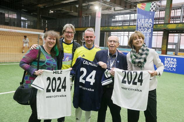 Sport Bilder des Tages 1. FC Köln Gastgeberstadt Köln empfängt Delegation von DFB und UEFA. Beim Kick-Off-Event tritt Team Köln gegen Team Euro 2024 zum Show-Match an, von links: Staatssekretärin für und Ehrenamt des Landes Nordrhein-Westfalen, Andrea Milz, Toni Schumacher, Alexander Wehrle, Reiner Calmund, Henriette Reker, 25.11.2021, Bild: