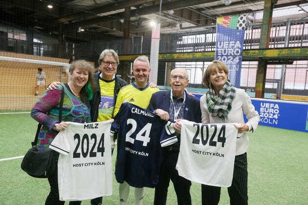 1. FC Köln Gastgeberstadt Köln empfängt Delegation von DFB und UEFA. Beim Kick-Off-Event tritt Team Köln gegen Team Euro 2024 zum Show-Match an, von links: Staatssekretärin für und Ehrenamt des Landes Nordrhein-Westfalen, Andrea Milz, Toni Schumacher, Alexander Wehrle, Reiner Calmund, Henriette Reker, 25.11.2021, Bild: