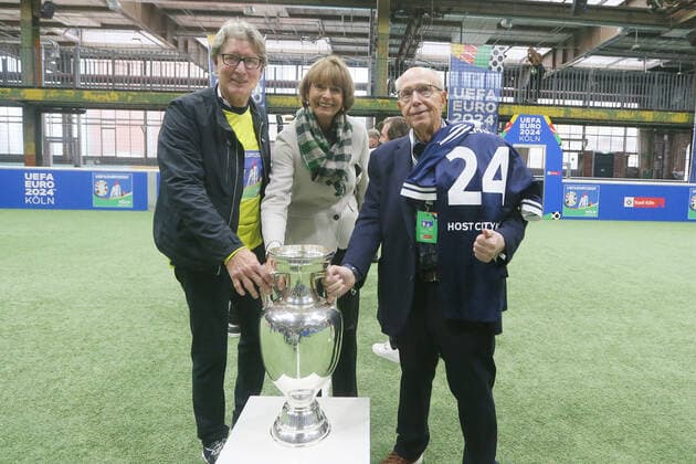 1. FC Köln Gastgeberstadt Köln empfängt Delegation von DFB und UEFA. Beim Kick-Off-Event tritt Team Köln gegen Team Euro 2024 zum Show-Match an, von links: Toni Schumacher, Henriette Reker, Reiner Calmund, 25.11.2021, Bild: