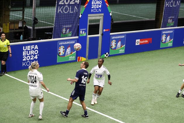 1. FC Köln Gastgeberstadt Köln empfängt Delegation von DFB und UEFA. Beim Kick-Off-Event tritt Team Köln gegen Team Euro 2024 zum Show-Match an, am Ball: Philipp Lahm, 25.11.2021, Bild: