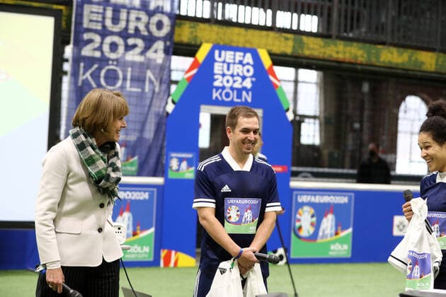 1. FC Köln Gastgeberstadt Köln empfängt Delegation von DFB und UEFA. Beim Kick-Off-Event tritt Team Köln gegen Team Euro 2024 zum Show-Match an, von links: Henriette Reker, Philipp Lahm, 25.11.2021, Bild: