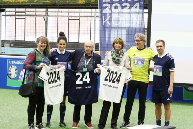 1. FC Köln Gastgeberstadt Köln empfängt Delegation von DFB und UEFA. Beim Kick-Off-Event tritt Team Köln gegen Team Euro 2024 zum Show-Match an, von links: Staatssekretärin für und Ehrenamt des Landes Nordrhein-Westfalen, Andrea Milz, CÃ lia Å aÅ¡iÄ‡, Reiner Calmund, Henriette Reker, Toni Schumacher, Philipp Lahm, 25.11.2021, Bild: