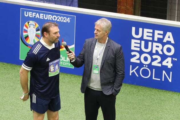 1. FC Köln Gastgeberstadt Köln empfängt Delegation von DFB und UEFA. Beim Kick-Off-Event tritt Team Köln gegen Team Euro 2024 zum Show-Match an, von links: Jens Nowtny, Tom Bartels, 25.11.2021, Bild: