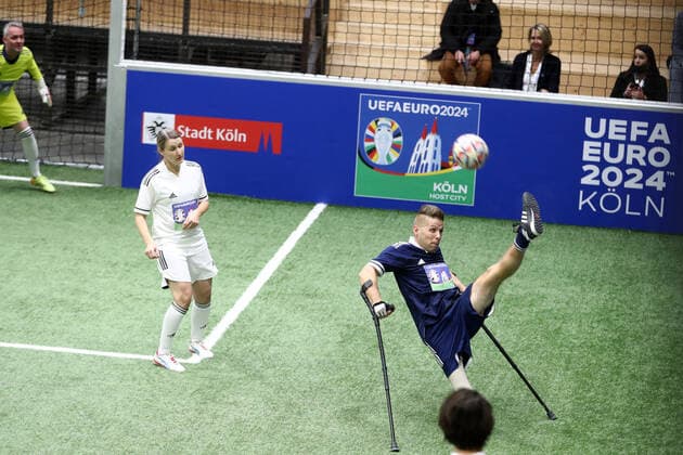 1. FC Köln Gastgeberstadt Köln empfängt Delegation von DFB und UEFA. Beim Kick-Off-Event tritt Team Köln gegen Team Euro 2024 zum Show-Match an, amputierten Fußballer Christian Heintz mit einem Fallrückzieher, 25.11.2021, Bild: