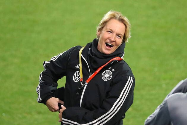 IMAGO Iconic Moments, Fußball - Frauen Sport Bilder des Tages Deutschland vs. Türkei, WM Quali, Training Braunschweig, 25.11.2021, FUßBALL - Deutschland - Türkei, WM - Qualifikation Frauen 2021 22, Training, Bundestrainerin Martina Voss-Tecklenburg (Deutschland) Braunschweig