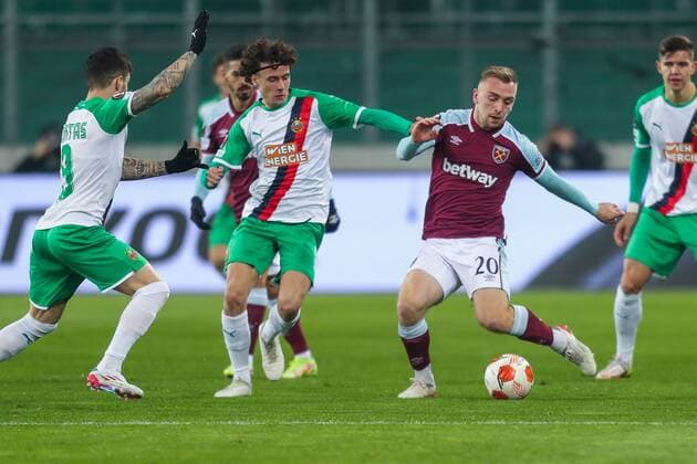 SOCCER - UEFA EL, Rapid vs West Ham VIENNA,AUSTRIA,25.NOV.21 - SOCCER - UEFA Europa League, group stage, SK Rapid Wien vs West Ham United. Image shows Robert Ljubicic (Rapid) and Jarrod Bowen (West Ham).  GEPAxpictures xPhilippxBrem